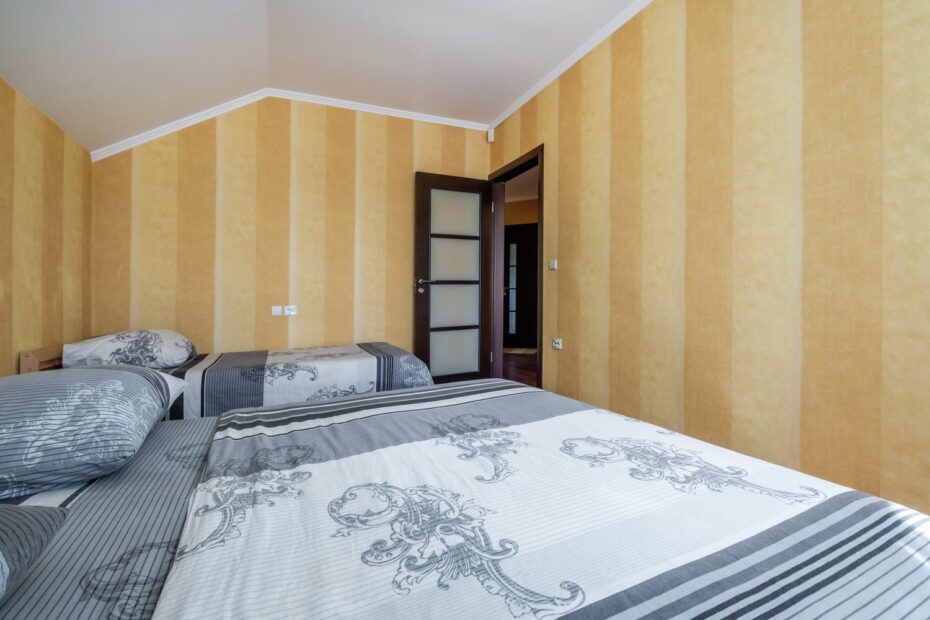 Comparaison entre l’intérieur fonctionnel d’un studio et celui, plus spacieux, d’un appartement de deux pièces destiné à la location.